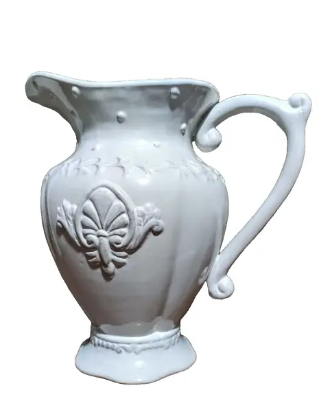 Foto de um(a) Jarra em porcelana, da categoria de Garrafas, potes e jarros. Jarra em porcelana com detalhes em relevo. A: 26cm Diâmetro: 25cm Peso: 1,250kg. Vendido no marketplace Trésors.