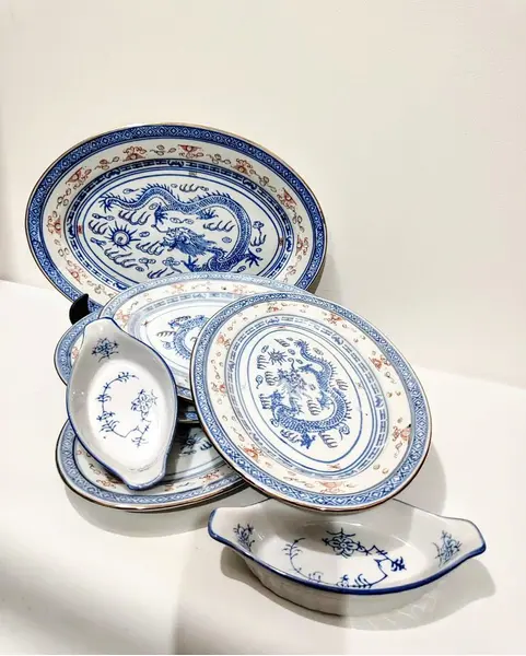 Foto de um(a) Travessas Chinesas Grão de Arroz, Década de 2000, da categoria de Travessas e tigelas. Combo de travessas chinesas grão de arroz com dragão, todas com filete em ouro e dois pratinhos para molho, década de 2000... Mostrado de uma perspectiva diferente. Vendido no marketplace Trésors.