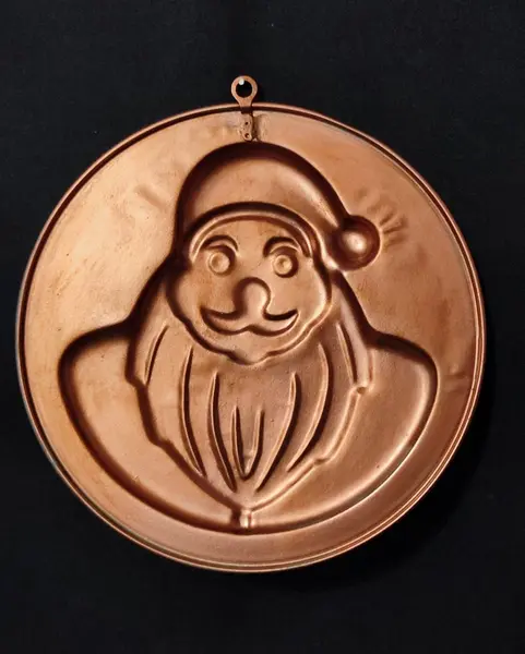 Foto de um(a) Placa de Ferro Papai Noel, Década de 1970, da categoria de Placas. Fundo de forma papai noel em ferro relevo, acabamento em pátina cobre azinhavada e envelhecida com suporte para pendurar,... Mostrado de uma perspectiva diferente. Vendido no marketplace Trésors.