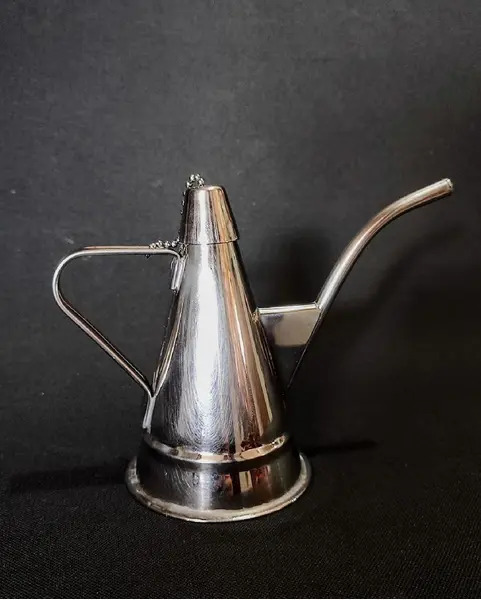 Foto de um(a) Almotolia em Inox, Década de 1970, da categoria de Outros utensílios para servir. Almotolia: utensílio para azeite em aço inox com capacidade de 1/4 de litro. Tipicamente português dos anos 1970. Bico fino... Mostrado de uma perspectiva diferente. Vendido no marketplace Trésors.
