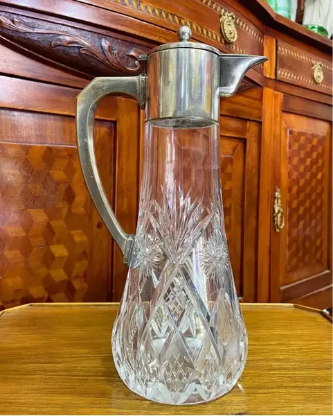 Foto de um(a) Antiga Rara Claret Jug Jarra Em Cristal E Prata Inglesa, da categoria de Jarros. Royal Metal. Antiga e linda jarra claret jug em cristal translúcido de excelente qualidade, intenso brilho natural, todo... Mostrado de uma perspectiva diferente. Vendido no marketplace Trésors.