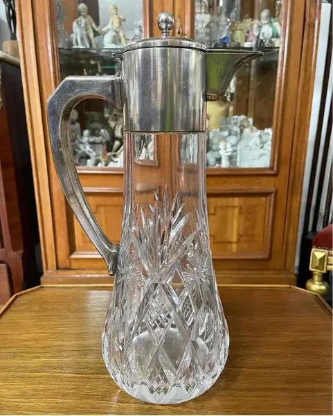 Foto de um(a) Antiga Rara Claret Jug Jarra Em Cristal E Prata Inglesa, da categoria de Jarros. Royal Metal. Antiga e linda jarra claret jug em cristal translúcido de excelente qualidade, intenso brilho natural, todo... Mostrado de uma perspectiva diferente. Vendido no marketplace Trésors.