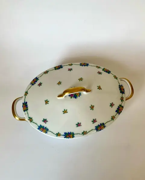 Foto de um(a) Legumeira limoges, da categoria de Terrinas de sopa. Legumeira Balleroy Frères Limoges, França. 11 cm de altura | 19 cm de largura | 31 cm de comprimento. Mostrado de uma perspectiva diferente. Vendido no marketplace Trésors.