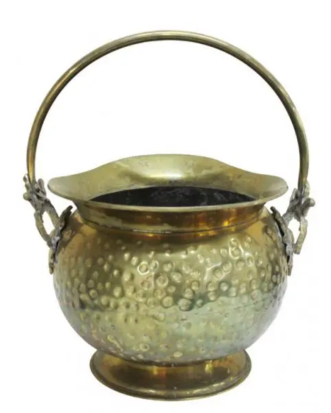 Foto de um(a) Balde/Cachepot em metal dourado pontilhado, da categoria de Cachepot. Antigo balde em metal dourado pontilhado com apliques em bronze maciço no formato de flores. Apresenta alça lisa articulada.... Mostrado de uma perspectiva diferente. Vendido no marketplace Trésors.