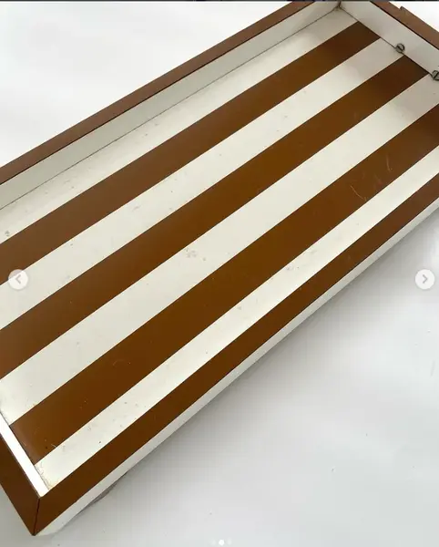 Foto de um(a) Bandeja de formica, da categoria de Bandejas. Bandeja em fórmica Mede: 37 x 17cm. Mostrado de uma perspectiva diferente. Vendido no marketplace Trésors.