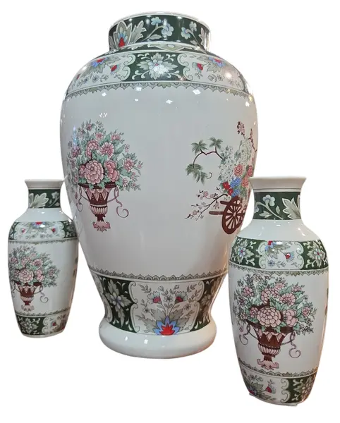 Foto de um(a) Conjunto de Vasos de Porcelana Schmidt Brasil - Estilo Oriental (3 Peças), da categoria de Vasos. Nota importante: O vaso principal possui um fio de cabelo (fissura leve) na borda superior, conforme detalhado nas fotos, o... Mostrado de uma perspectiva diferente. Vendido no marketplace Trésors.