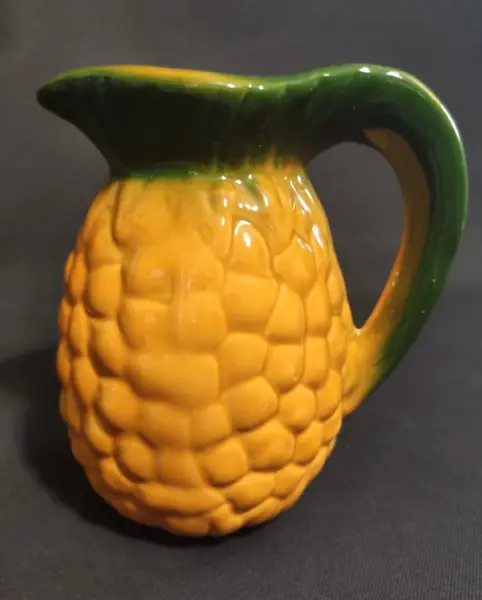 Foto de um(a) Jarra Pineapple Anos 80, da categoria de Garrafas, potes e jarros. Jarra abacaxi em cerâmica vitrificada e policromada, década de 1980 procedência asiática.A: 16,5cm D: 11cm Peso: 680g. Mostrado de uma perspectiva diferente. Vendido no marketplace Trésors.