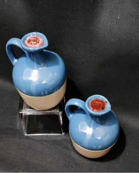 Foto de um(a) Garrafas em Cerâmica Esmaltada Polska, da categoria de Garrafas, potes e jarros. Garrafas em cerâmica esmaltada capacidade de 1l. Decorativas e reutilizáveis. A: 19 cm / Diâmetro: 12 cm Peso: 836 g e 790 g. Mostrado de uma perspectiva diferente. Vendido no marketplace Trésors.