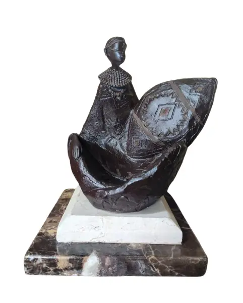Foto de um(a) Escultura Guerreiro Africano Anos 80, da categoria de Escultura. Escultura de guerreiro africano em resina com pátina marrom envelhecida e base em mármore marrom imperador e travertino.... Vendido no marketplace Trésors.