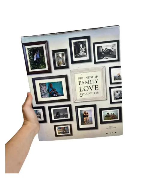 Foto de um(a) Livro decorativo capa dura, da categoria de Livros. Maravilhoso e raro livro capa dura com sobrecapa de 2009 em inglês. Marcas do tempo e uso. Vendido no marketplace Trésors.