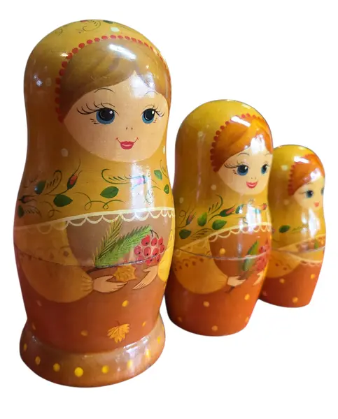 Foto de um(a) Matrioska Russa em Madeira – Conjunto com 3 Bonecas Empilháveis – Pintura Artesanal, da categoria de Bonecas. Adicione um toque de história e folclore à sua decoração com esta encantadora Matrioska (Boneca Russa). Fabricada em madeira... Mostrado de uma perspectiva diferente. Vendido no marketplace Trésors.