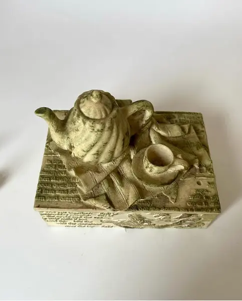 Foto de um(a) Pequena caixa de chá em resina, da categoria de Cestos e Caixas. Caixinha porta chá em resina Mede: 10 x 9cm. Mostrado de uma perspectiva diferente. Vendido no marketplace Trésors.