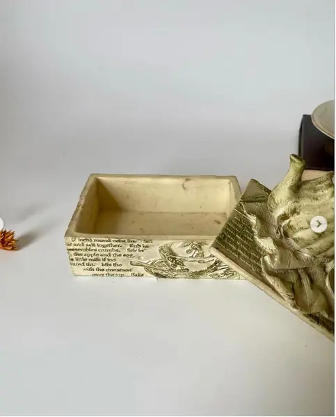 Foto de um(a) Pequena caixa de chá em resina, da categoria de Cestos e Caixas. Caixinha porta chá em resina Mede: 10 x 9cm. Mostrado de uma perspectiva diferente. Vendido no marketplace Trésors.