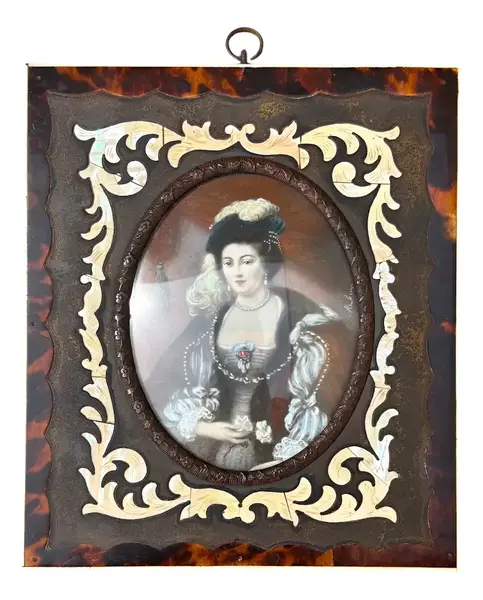 Foto de um(a) Antigo Quadrinho Camafeu Portrait Miniature Vitoriano, da categoria de Outros colecionáveis. Antigo e importante quadrinho camafeu (Portrait Miniature). Armação em marfim com casco de tartaruga, com linda figura de... Vendido no marketplace Trésors.