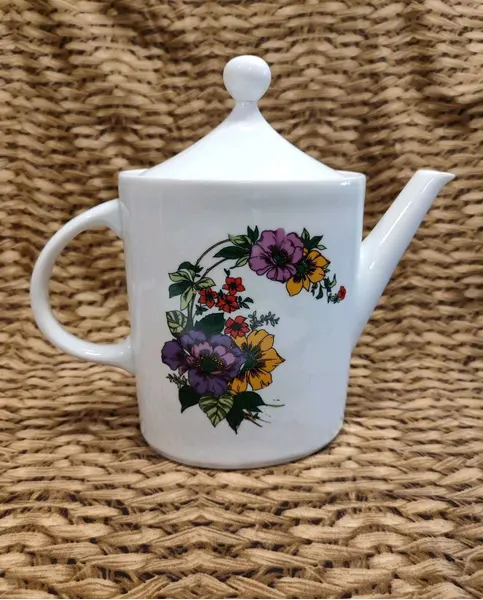 Foto de um(a) Bule Porcelana Steatita com Estampa Floral Policromada, Década de 1970, da categoria de Bules. Bule porcelana steatita com estampa floral policromada, decada de 1970. A: 21,5 cm / L: 13 cm / C do bico até a alça: 23,5... Mostrado de uma perspectiva diferente. Vendido no marketplace Trésors.