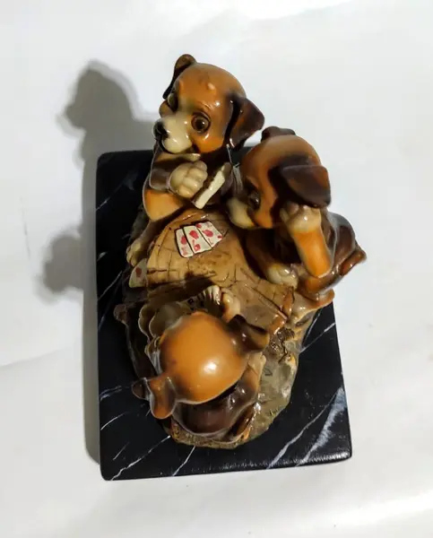 Foto de um(a) Cachorros No Poker 80'S, da categoria de Modelos e estatuetas. Cachorros jogando poker: uma clássica gíria dos jogadores transformada em resina policromada com base em madeira... Mostrado de uma perspectiva diferente. Vendido no marketplace Trésors.