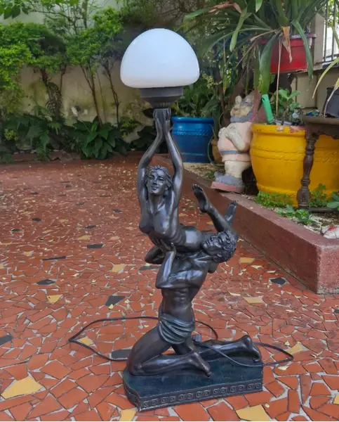 Foto de um(a) ​Luminária de mesa escultórica em estilo Art Déco, da categoria de Abajures. Luminária de mesa escultórica em estilo Art Déco, feita em liga metálica comumente conhecida como petit-bronze. Composição... Mostrado de uma perspectiva diferente. Vendido no marketplace Trésors.
