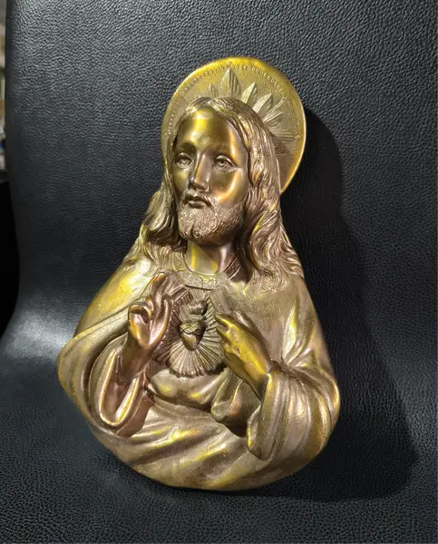 Foto de um(a) Imagem de Jesus em metal para pendurar, da categoria de Objetos religiosos e espirituais. Linda imagem do Sagrado Coração de Jesus em metal envelhecido para pendurar na parede. Rica em detalhes e expressão. Mede:A... Mostrado de uma perspectiva diferente. Vendido no marketplace Trésors.