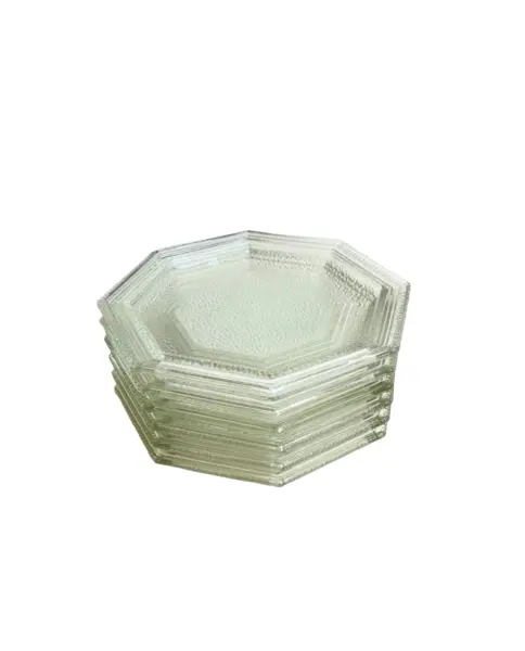 Foto de um(a) Jogo com 06 pratos de sobremesa, da categoria de Jogos de pratos. Jogo com 6 pratos de sobremesa em vidro texturizado, da década de 70. Perfeito estado. Medidas: 20x20cm. Vendido no marketplace Trésors.