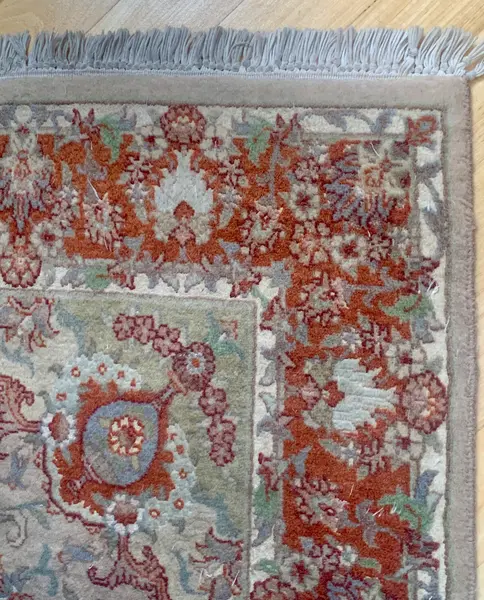 Foto de um(a) Tapete Persa tecido a mão em tons cinza e vermelho, da categoria de Tapetes. Tapete persa tecido a mão em tons cinza e vermelho medindo 1,68m x 96cm em perfeito estado. Mostrado de uma perspectiva diferente. Vendido no marketplace Trésors.