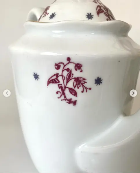 Foto de um(a) Bule de porcelana Steatita, da categoria de Bules. Bule de porcelana Steatita. 26cm de altura. Mostrado de uma perspectiva diferente. Vendido no marketplace Trésors.