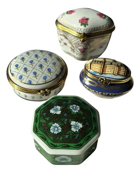 Foto de um(a) Antiga Coleção De Caixinhas Porta Comprimidos Porcelana, da categoria de Cestos e Caixas. Antigas e lindas caixinhas decorativas ou porta comprimidos em porcelana europeia. Medidas entre 5 e 6cm cada. Vendido no marketplace Trésors.