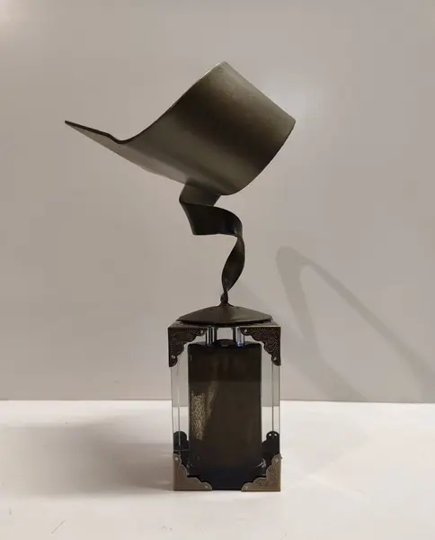 Foto de um(a) Escultura Orgânica Ferro e Vidro, Anos 2000, da categoria de Escultura. Escultura orgânica com suas formas curvas fluidas em ferro com acabamento em pátina bronze. Sobre pedestal em vidro... Mostrado de uma perspectiva diferente. Vendido no marketplace Trésors.