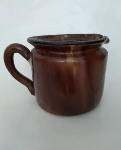 Foto de um(a) Jarra Esmaltada em Terracota, Déc. 1940, da categoria de Garrafas, potes e jarros. Jarra esmaltada em terracota marrom, década de 1940. A 12cm / D 12cm Peso: 930g. Mostrado de uma perspectiva diferente. Vendido no marketplace Trésors.