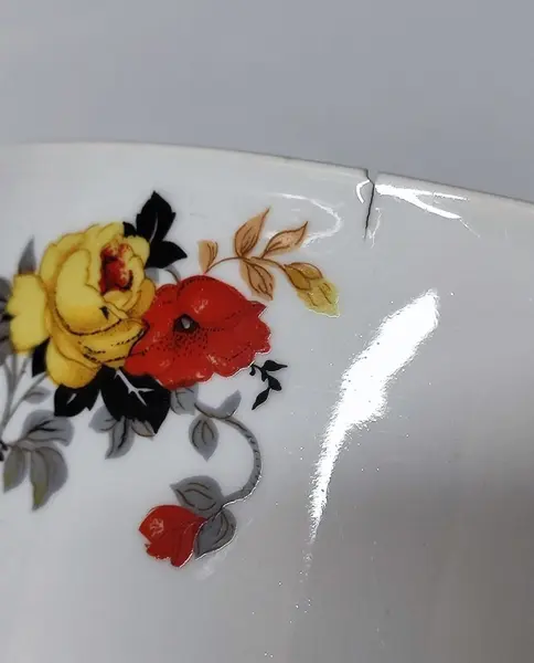 Foto de um(a) Sopeira em Porcelana Branca com Policromia Floral, Fabricante Srs, Década de 1960, da categoria de Terrinas de sopa. Sopeira em porcelana branca com policromia floral típica dos anos 1960, alças lisas e tampa com puxador e abertura para a... Mostrado de uma perspectiva diferente. Vendido no marketplace Trésors.