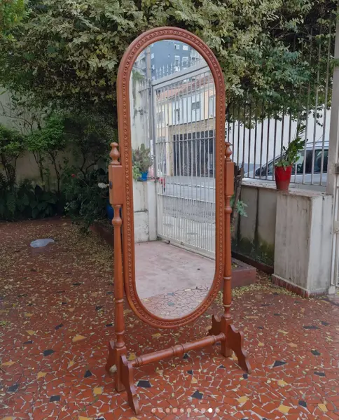 Foto de um(a) ​Espelho de chão antigo - donzela, da categoria de Espelhos. Espelho de chão antigo, também conhecido como espelho de corpo inteiro ou espelho "donzela".Estrutura é feita de madeira... Mostrado de uma perspectiva diferente. Vendido no marketplace Trésors.