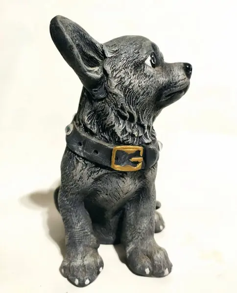 Foto de um(a) Bibelô cão Chihuahua Anos 70, da categoria de Modelos e estatuetas. Cachorro em gesso da raça chiuahua com colera de strass, década de 1970. A: 17 cm L: 9 cm P: 12 cm / peso: 718 g. Mostrado de uma perspectiva diferente. Vendido no marketplace Trésors.