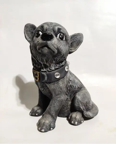 Foto de um(a) Bibelô cão Chihuahua Anos 70, da categoria de Modelos e estatuetas. Cachorro em gesso da raça chiuahua com colera de strass, década de 1970. A: 17 cm L: 9 cm P: 12 cm / peso: 718 g. Mostrado de uma perspectiva diferente. Vendido no marketplace Trésors.