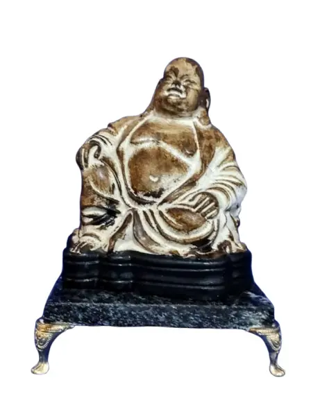Foto de um(a) Escultura Buda Anos 80, da categoria de Escultura. Buda em gesso com pátina envelhecida, base em granito preto e pés metálico dourado. Peça única pelo designer marcelus ribas.... Vendido no marketplace Trésors.