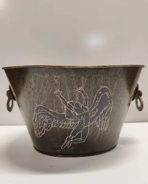 Foto de um(a) Cachepô em Ferro com Decupage Led Zeppelin, Peça Única, Década de 2000, da categoria de Cachepot. Cachepô em ferro com ferrugem preservada, alças em latão nas laterais e decupage em um dos lados, década de 2000, peça... Mostrado de uma perspectiva diferente. Vendido no marketplace Trésors.