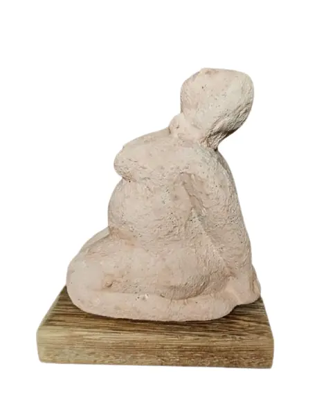 Foto de um(a) Escultura Cerâmica e Terracota Mr, da categoria de Escultura. Escultura em cerâmica com pátina em terracota e base em madeira de demolição. Peça única pelo designer marcelus ribas A:... Vendido no marketplace Trésors.