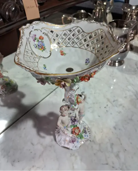 Foto de um(a) Centro de mesa ou fruteira porcelana alemã Dresden (1890-1920), da categoria de Centro de mesa. Espetacular centro de mesa (fruteira pedestal) em legítima porcelana alemã de Dresden, ricamente policromada e com detalhes... Mostrado de uma perspectiva diferente. Vendido no marketplace Trésors.