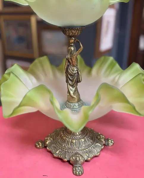 Foto de um(a) Fruteira/Centro de Mesa em bronze e vidro acetinado, da categoria de Fruteiras. Magnífica fruteira/centro de mesa em bronze maciço e vidro acetinado verde. Mede: 30x30x47cm de altura. Mostrado de uma perspectiva diferente. Vendido no marketplace Trésors.