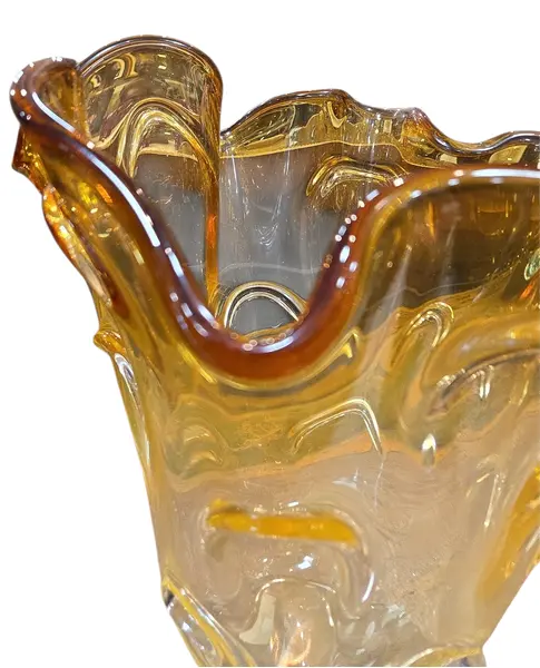 Foto de um(a) Vaso Murano Dourado, da categoria de Vasos. Cada curva deste vaso conta uma história de fogo e sopro. Feito artesanalmente, este Murano carrega a alma da tradição... Mostrado de uma perspectiva diferente. Vendido no marketplace Trésors.