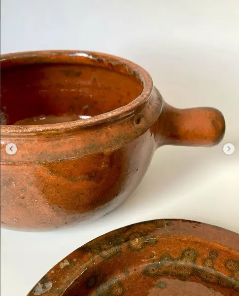 Foto de um(a) Panela de barro, da categoria de Panelas. Panela de barro. 19 cm de diâmetro e 11 cm de altura *contém um bicado na pega. Mostrado de uma perspectiva diferente. Vendido no marketplace Trésors.