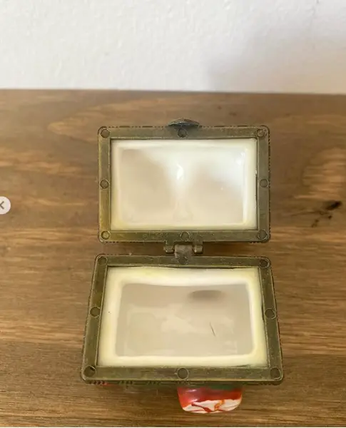 Foto de um(a) Pequena caixa porta comprimido formato carrinho de feira, da categoria de Porta-Jóias. Porta comprimido carrinho de feira Mede: 7,5 x 3,5cm. Mostrado de uma perspectiva diferente. Vendido no marketplace Trésors.