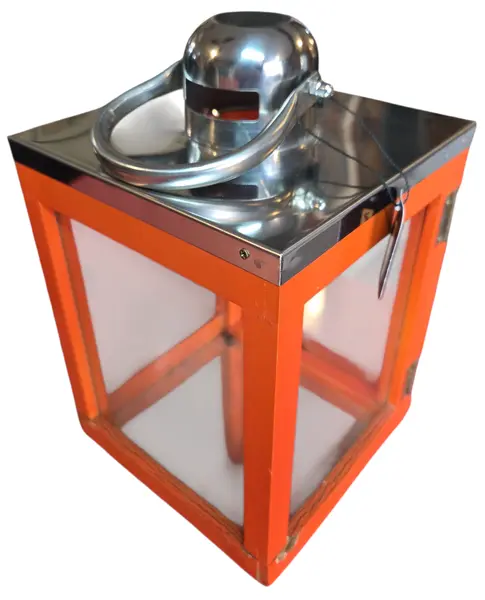 Foto de um(a) Pequena Lanterna Decorativa Porta-Velas em Madeira Laranja e Aço Inox, da categoria de Sinalizadores. Adicione um toque de sofisticação e cor ao seu ambiente com esta belíssima Lanterna Decorativa. Unindo a robustez da madeira... Mostrado de uma perspectiva diferente. Vendido no marketplace Trésors.