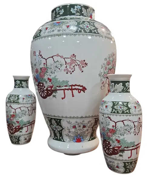 Foto de um(a) Conjunto de Vasos de Porcelana Schmidt Brasil - Estilo Oriental (3 Peças), da categoria de Vasos. Nota importante: O vaso principal possui um fio de cabelo (fissura leve) na borda superior, conforme detalhado nas fotos, o... Mostrado de uma perspectiva diferente. Vendido no marketplace Trésors.