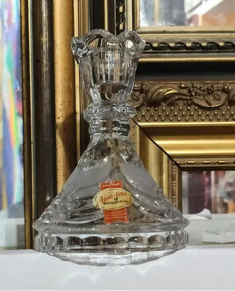 Foto de um(a) Castiçal Alemão Anna Hutte Bleikristal, Década de 1980, da categoria de Castiçais. Castiçal unitário em cristal com relevo e jateado dos anos 1980. Da marca alemã annahütte bleikristall. Com 24% de chumbo na... Mostrado de uma perspectiva diferente. Vendido no marketplace Trésors.