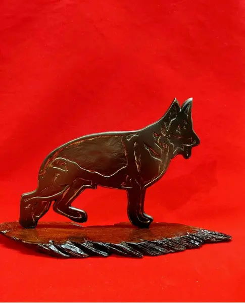 Foto de um(a) Escultura 2d Pastor Alemão em Alumínio, Década de 1970, da categoria de Escultura. Escultura 2d em alumínio com pátina bronze, relevos em dourado, base feita de fatia de tronco envernizada, década de 1970.A:... Mostrado de uma perspectiva diferente. Vendido no marketplace Trésors.