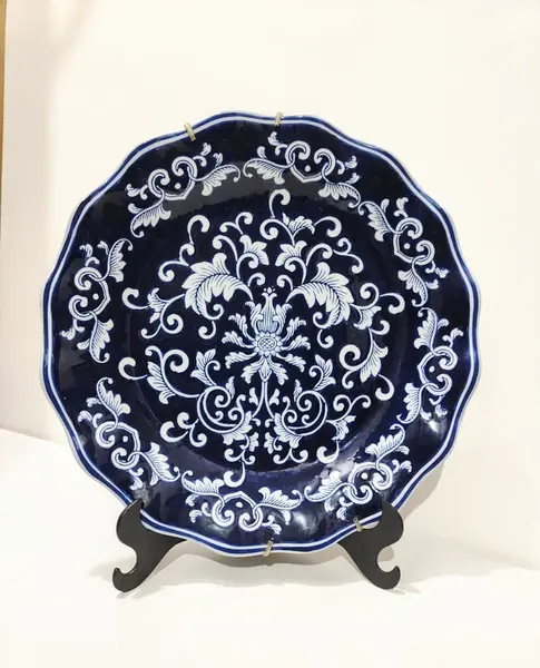 Foto de um(a) Prato em Porcelana Azul e Branca, Década de 1980, da categoria de Pratos Decorativos. Prato em porcelana azul e branca com folhas e arabescos e borda ondulada, bem característico das porcelana turcas, década de... Mostrado de uma perspectiva diferente. Vendido no marketplace Trésors.