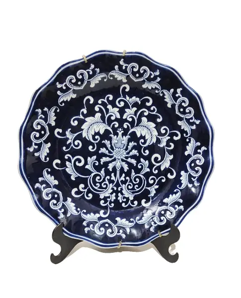 Foto de um(a) Prato em Porcelana Azul e Branca, Década de 1980, da categoria de Pratos Decorativos. Prato em porcelana azul e branca com folhas e arabescos e borda ondulada, bem característico das porcelana turcas, década de... Vendido no marketplace Trésors.