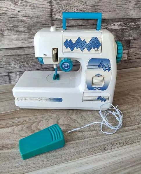 Foto de um(a) Maquina de Costura Belíssima 90'S, da categoria de Maquinas de Costura. Máquina de costura toy, década de 1990 marca: belíssima, ma machine à coudre, procedência francesa pilhas aa. A: 19,5 cm /... Mostrado de uma perspectiva diferente. Vendido no marketplace Trésors.