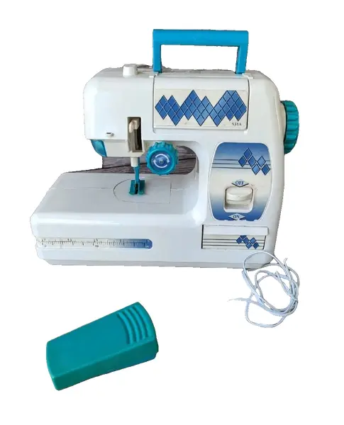 Foto de um(a) Maquina de Costura Belíssima 90'S, da categoria de Maquinas de Costura. Máquina de costura toy, década de 1990 marca: belíssima, ma machine à coudre, procedência francesa pilhas aa. A: 19,5 cm /... Vendido no marketplace Trésors.