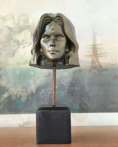 Foto de um(a) Escultura Wonder Woman Dc Comics, da categoria de Escultura. Escultura mulher maravilha dc comics: em técnica mista com acabamento em pátina bronze oxidado e cubo de madeira ebanizada... Mostrado de uma perspectiva diferente. Vendido no marketplace Trésors.