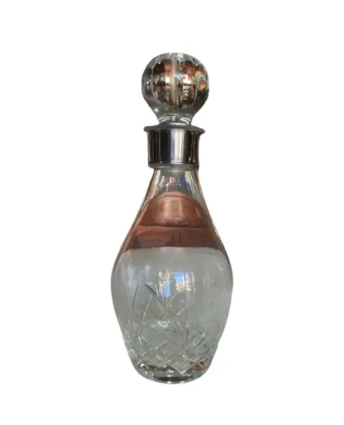 Foto de um(a) Antiga Garrafa Licoreira Em Cristal Tcheco Com Bocal Prata, da categoria de Garrafas. Antiga e linda garrafa licoreira em cristal Tcheco lapidado à mão, com bocal em prata. Período Art Deco. Meados do século... Vendido no marketplace Trésors.